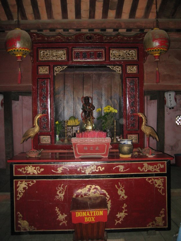 Khám thờ sơn son thếp vàng, hoành phi bốn chữ Hán trên đỉnh, hai câu đối chữ Hán chạy dọc hai cột hai bên, pho tượng nhỏ đặt sâu bên trong, hai con hạc đồng đứng chầu hai bên bệ thờ, hai đèn lồng đỏ treo trước khám.