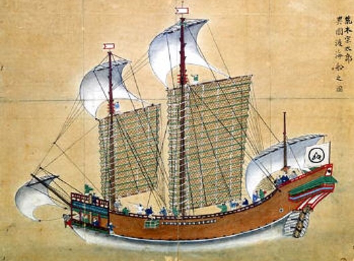 Tranh màu một chiếc thuyền buôn viễn dương: thân gỗ nâu, hai buồm nan lớn kẻ ô, mấy cánh buồm vải trắng, thủy thủ mặc áo xanh áo lục đứng dọc boong. Lá cờ trắng sau lái mang một dấu hiệu đen trong vòng tròn. Góc trên bên phải có bốn dòng chữ Hán.