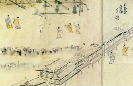 Chi tiết tranh cuốn có dòng chữ 日本町: dãy mái ngói men theo mặt nước, người đi trên con phố cao, và những người khách trên khoảng đất phía trên.