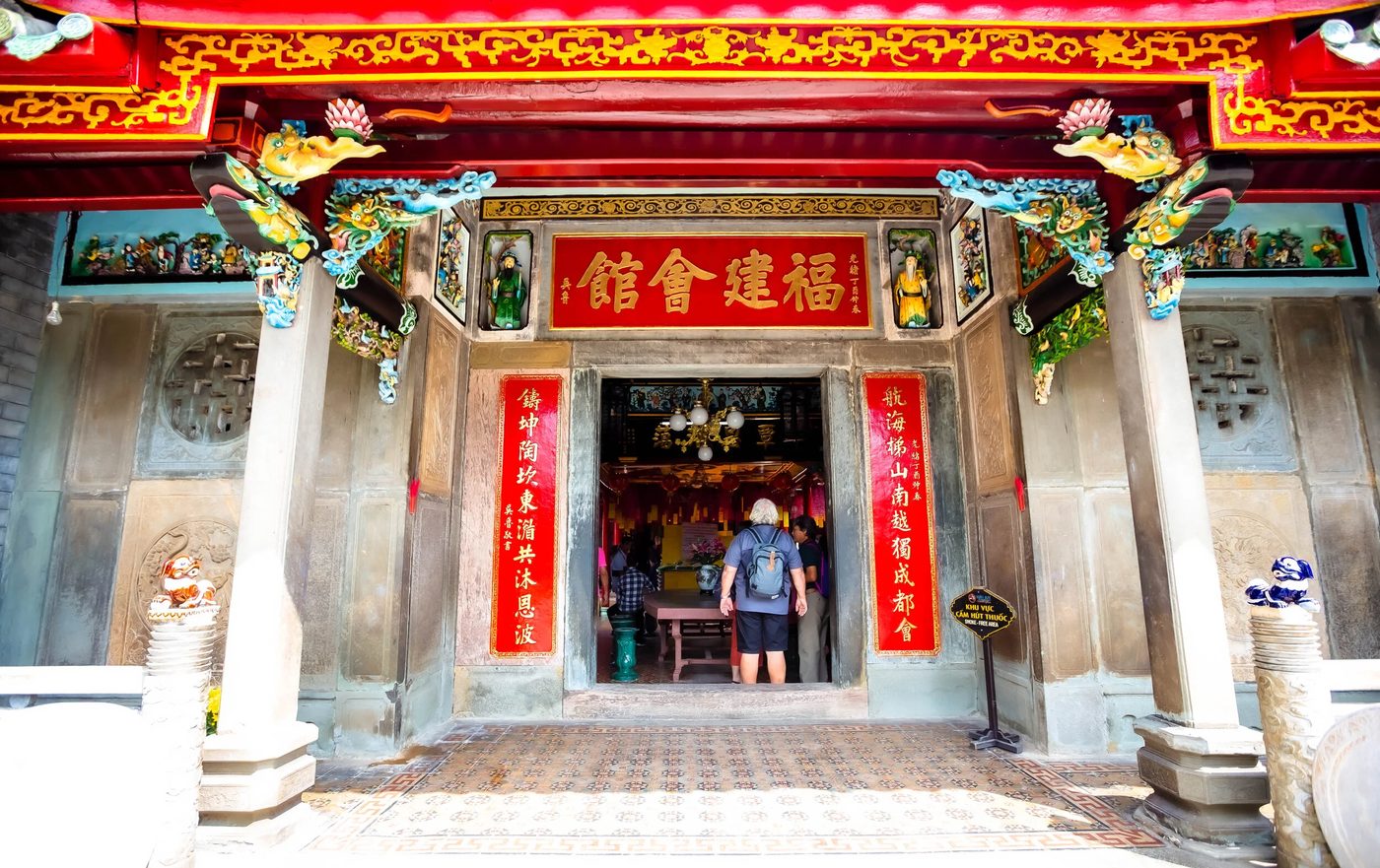 Cửa chính hội quán, bức hoành phi son vàng phía trên đề bốn chữ Hán tên hội quán, hai bên là câu đối chữ đỏ.