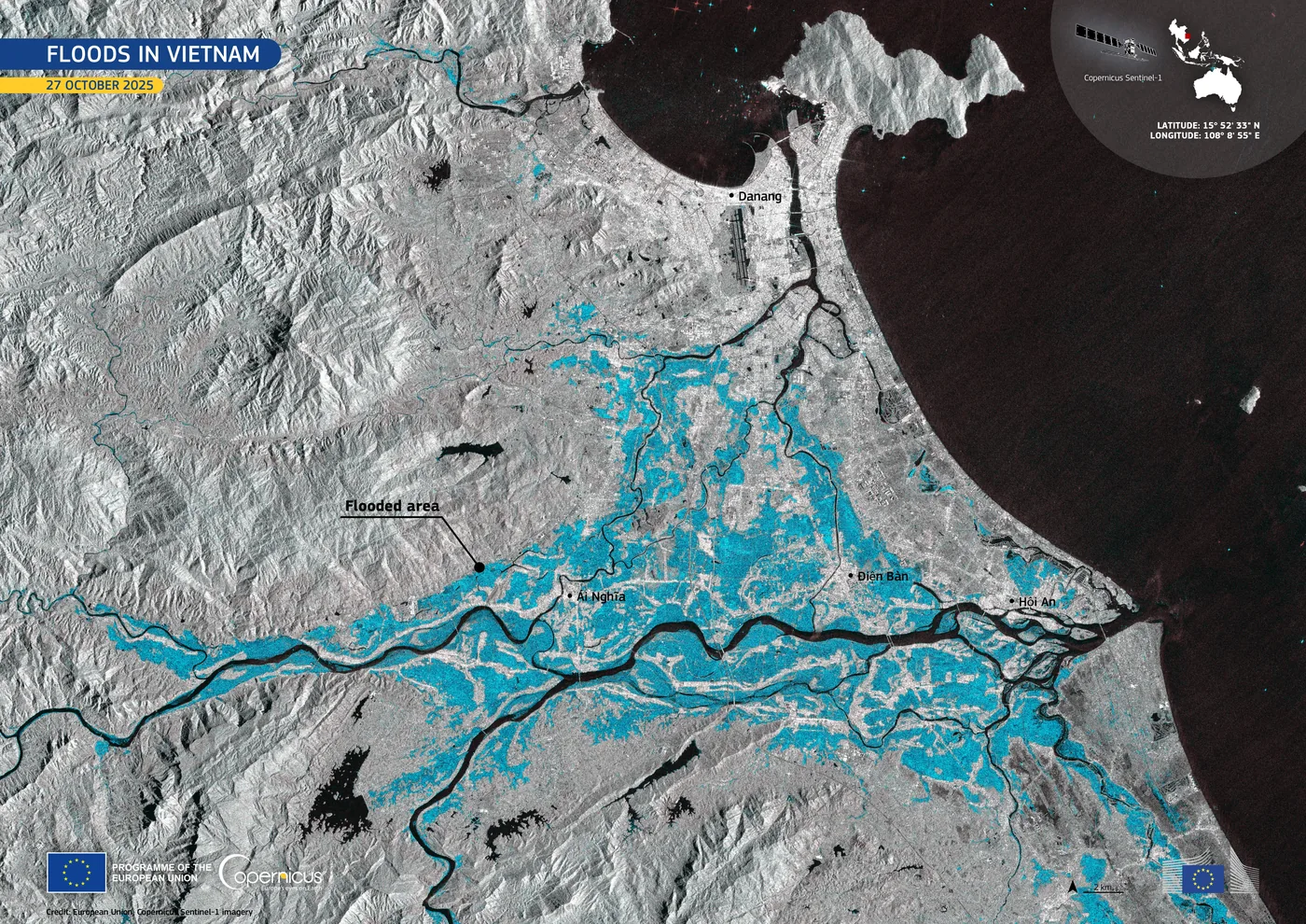 A satellite radar image of the lower Vu Gia and Thu Bồn plain on 27 October 2025, the flooded ground picked out in cyan from Ái Nghĩa through Điện Bàn down to Hội An, the two main rivers running black across it.